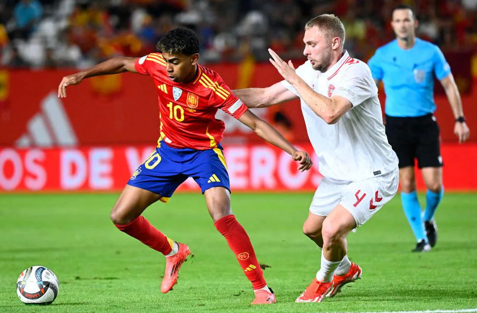 Espanha vence com gol no final e assume a ponta