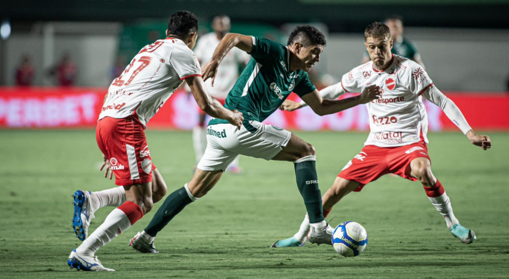 Vila Nova leva o clássico e complica a vida do Goiás na Série B